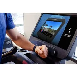 Life Fitness Integrity D Treadmill, SE3 HD Console -Fitness udstyr Butik man syncing samsung watch to se3 hd console 0356 mr 1